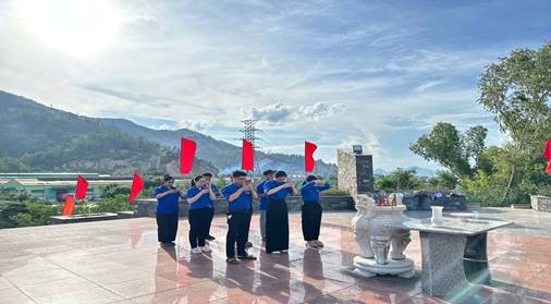 Hình ảnh đoàn viên thanh niên dâng hương tại Di tích