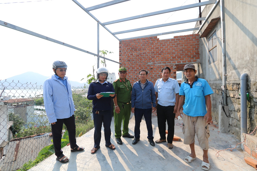 Đồng chí Ngô Tôn Thanh - Phó Chủ tịch UBND phường (thứ 3 từ phải sang) trực tiếp chỉ đạo việc thực hiện cưỡng chế trường hợp vi phạm trật tự xây dựng