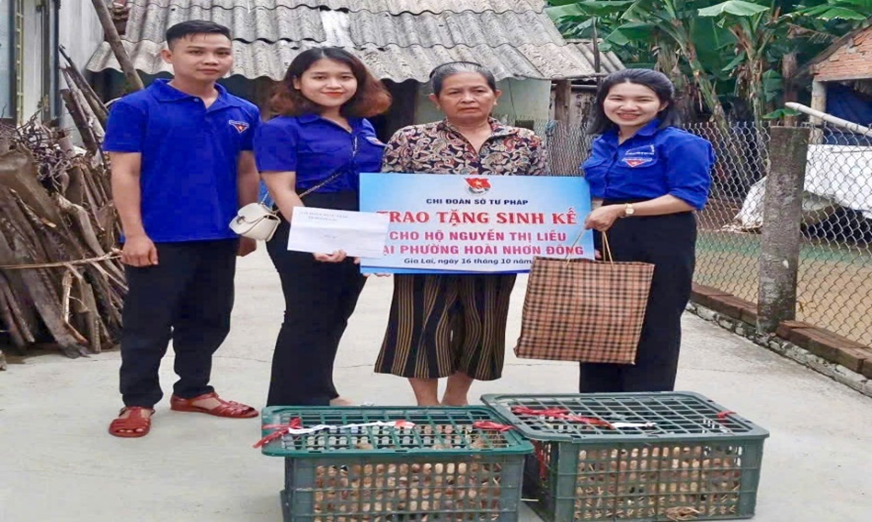 Hình ảnh Chi đoàn trao tặng sinh kế cho cô Nguyễn Thị Liễu