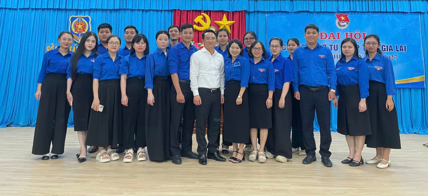 toan the doan vien chi doan chup anh luu niem voi dai bieu tham du