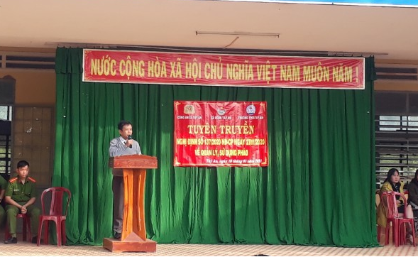 Thầy Võ Luận- Hiệu trưởng trường THCS Tây An phát biểu tại buổi tuyên truyền pháp luật tại trường